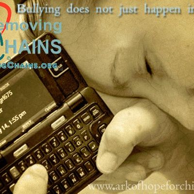 cyberbullying-removingchains-60060F17F8E-8515-9ADA-BBF3-01FF69BEAF50.jpg